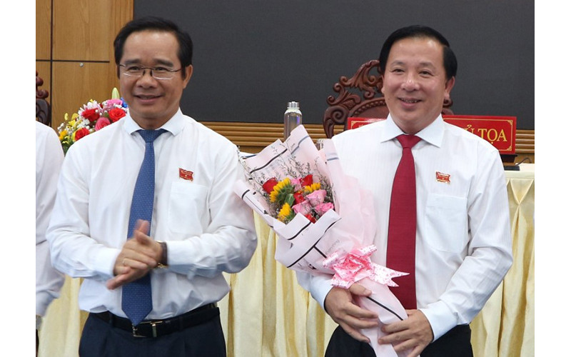 Đồng chí Nguyễn Văn Út (bên phải), tân Chủ tịch UBND tỉnh Long An, khóa 9.