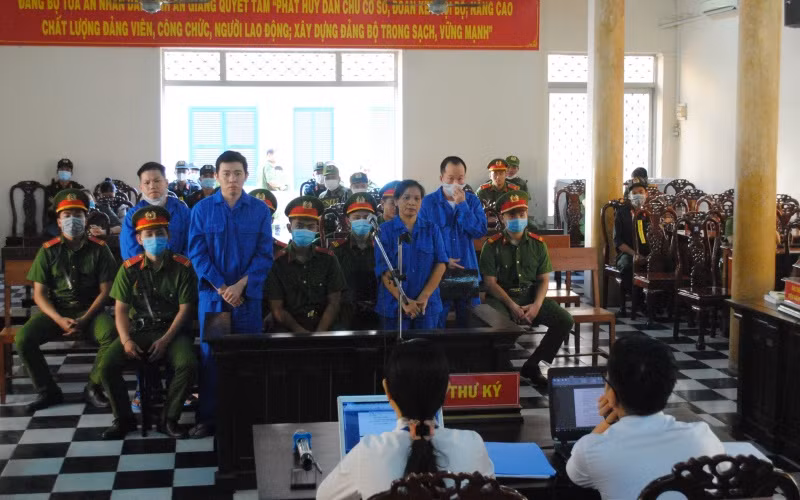Các bị cáo tại phiên tòa. 