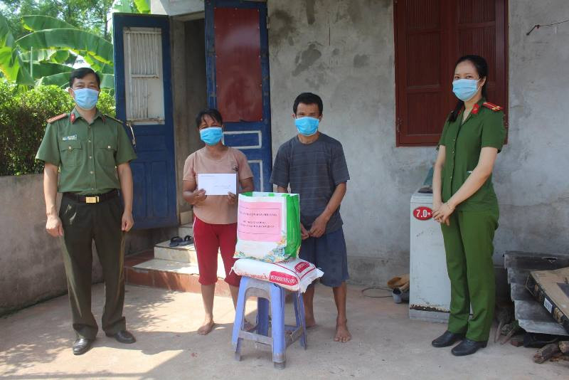 Một gia đình có hoàn cảnh khó khăn được Công an huyện Đan Phượng hỗ trợ nhu yếu phẩm. Công an giúp người già neo đơn mua nhu yếu phẩm trong mùa dịch -0