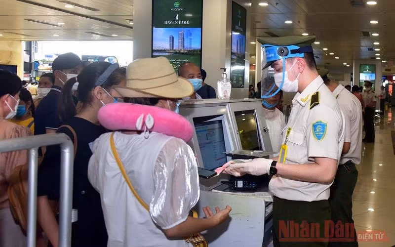 Kiểm tra an ninh tại sân bay Nội Bài. (Ảnh: Duy Linh)