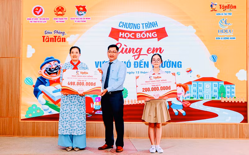 Đại diện Công ty Tân Tân trao học bổng "Cùng em vượt khó đến trường" tặng học sinh có hoàn cảnh khó khăn.