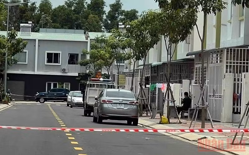 Lực lượng chức năng phong tỏa 2 khu vực nơi nạn nhân và đối tượng trong vụ án tử vong để điều tra.