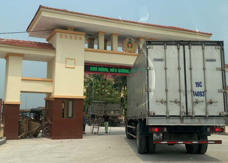 Xe chở rác thải nguy hại bị Công an thị xã Phú Thọ bắt giữ. mt3.jpg -0