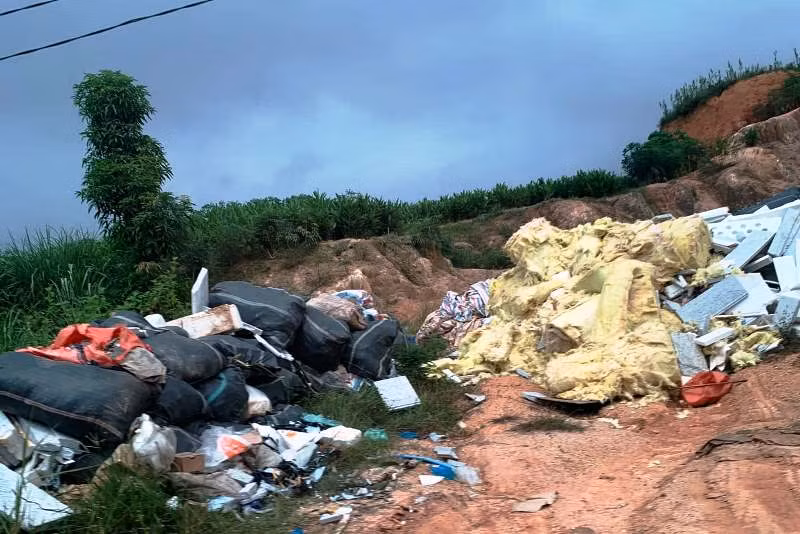 Rác nguy hại từ KCN Phú Hà ngang nhiên thải ra môi trường -0