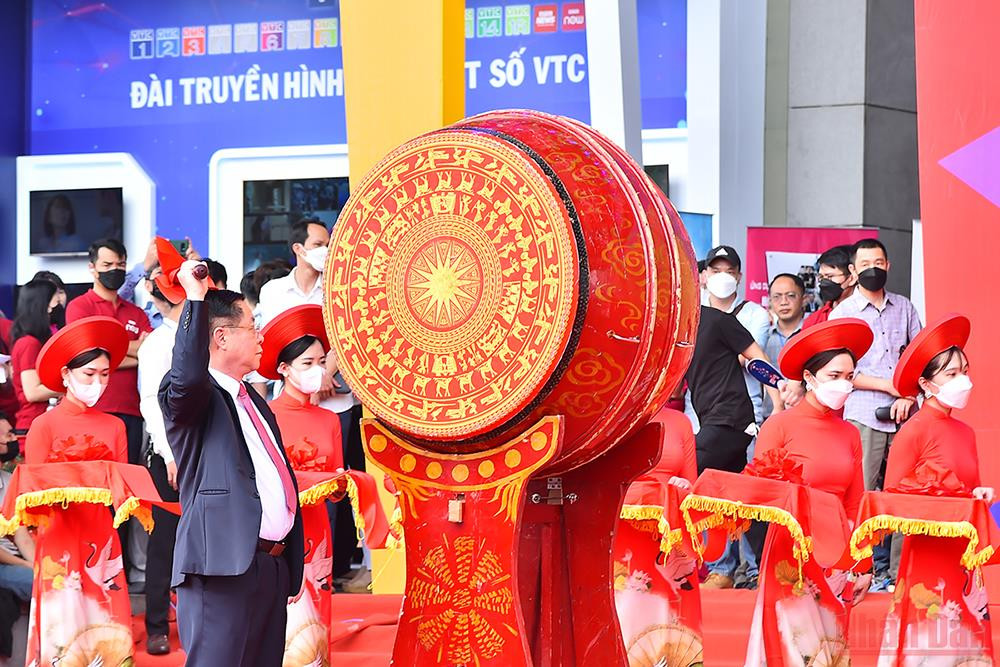 Trưởng Ban Tuyên giáo Trung ương Nguyễn Trọng Nghĩa đánh trống khai mạc Hội Báo toàn quốc 2022. Hội báo Toàn quốc 2022: Hướng tới nền báo chí đoàn kết, chuyên nghiệp, hiện đại, nhân văn -5