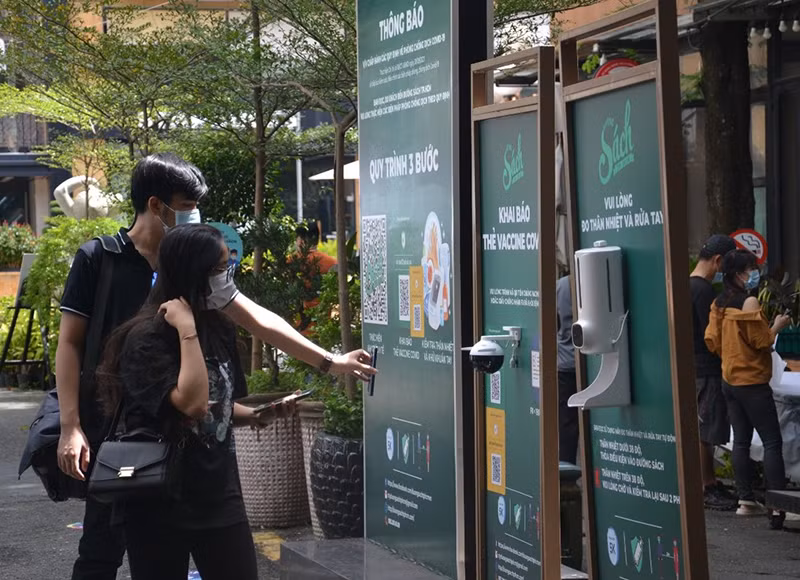 Đường sách TP Hồ Chí Minh trong ngày đầu mở cửa trở lại -0