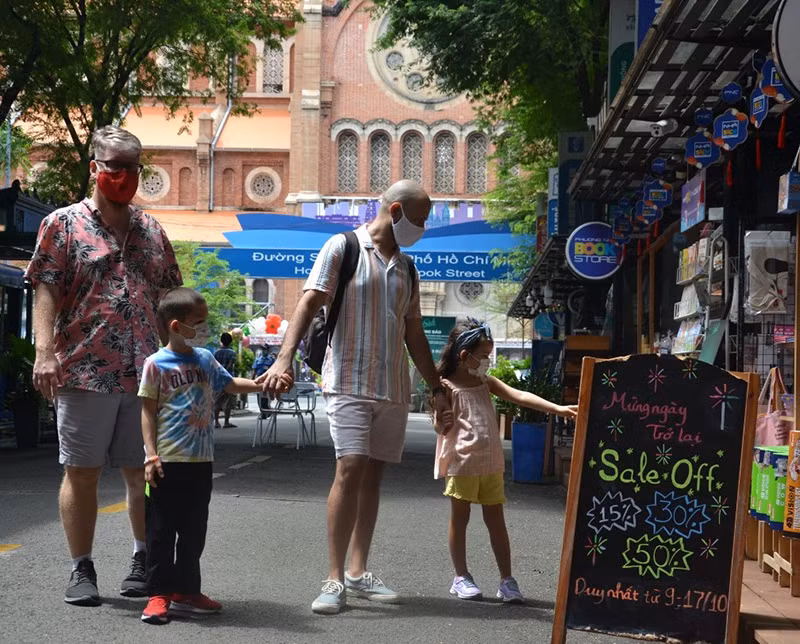 Đường sách TP Hồ Chí Minh trong ngày đầu mở cửa trở lại -0