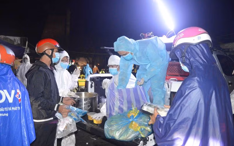 Đà Nẵng hỗ trợ người dân các tỉnh, thành phố phía nam về quê -0