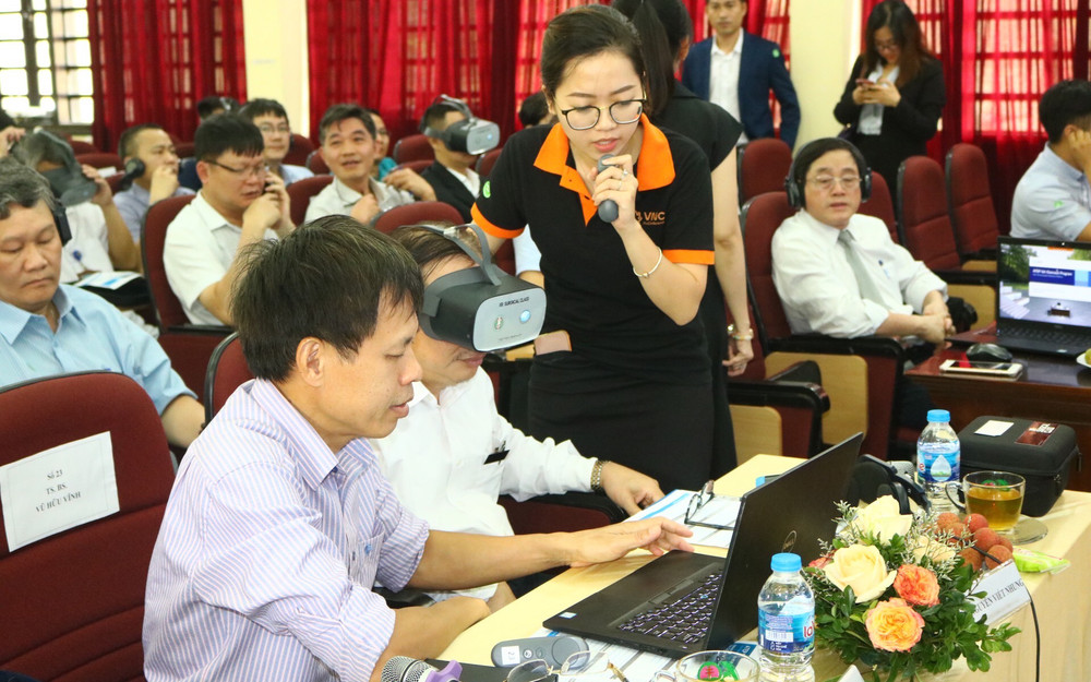 Các chuyên gia hướng dẫn sử thử nghiệm công nghệ thực tế ảo trong phẫu thuật lồng ngực. Lần đầu tiên ứng dụng công nghệ thực tế ảo đào tạo chuyên gia phẫu thuật lồng ngực -0