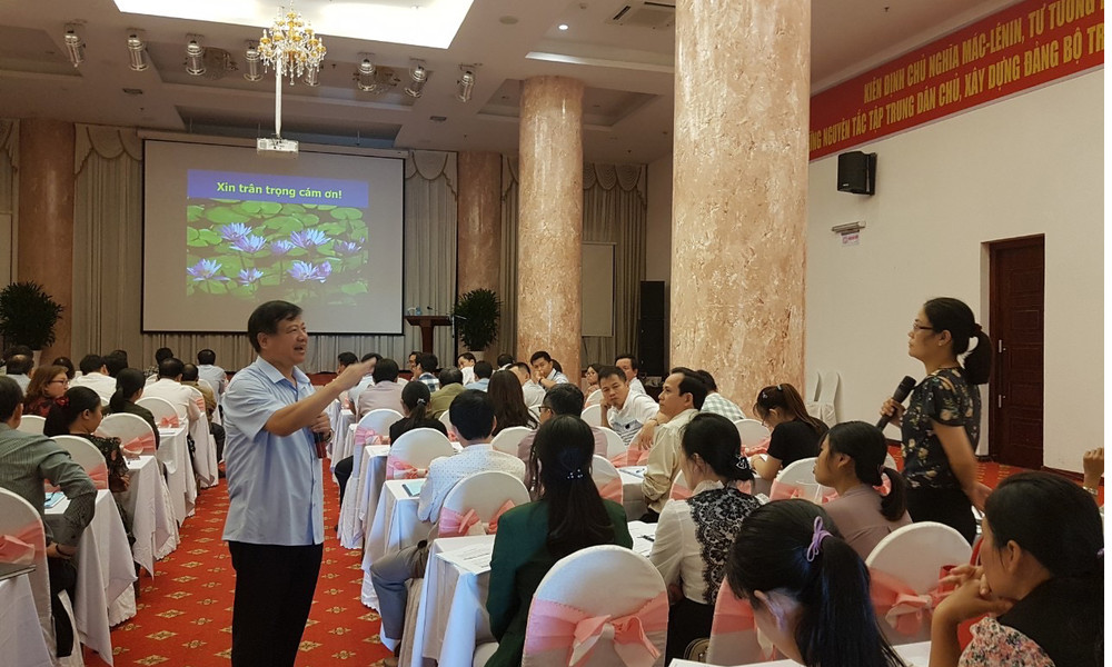 GS, TS Nguyễn Gia Kính trao đổi chuyên môn với các học viên. Thực hiện nghiêm các biện pháp phòng, chống dịch, tránh