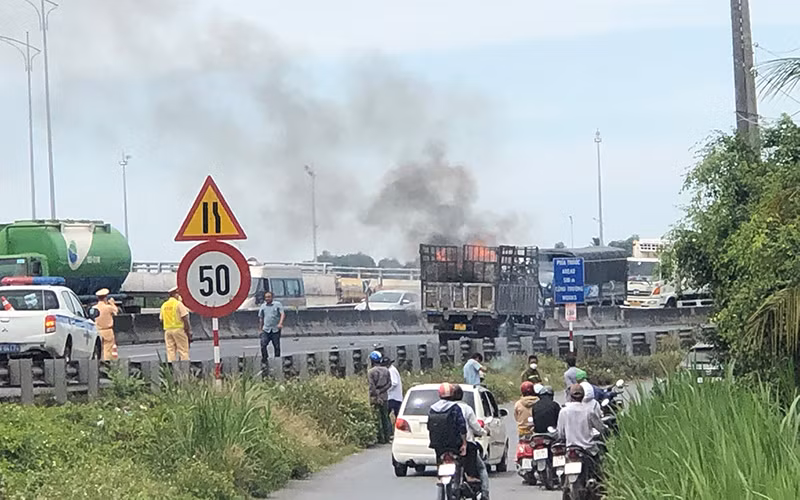 Xe tải bị cháy trên cao tốc Trung Lương-TP Hồ Chí Minh.