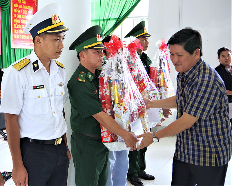 Lãnh đạo UBND tỉnh Cà Mau tặng quà các đơn vị làm nhiệm vụ trên cụm đảo Hòn Chuối. Mừng Tết sớm trên các đảo tây nam Cà Mau -0