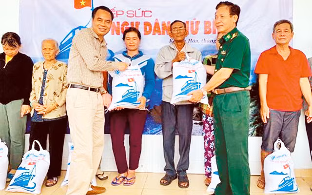 Ông Nguyễn Văn Tưởng cùng đại diện Bộ Chỉ huy Bộ đội Biên phòng tỉnh Khánh Hòa trong buổi trao quà cho ngư dân tỉnh Khánh Hòa.