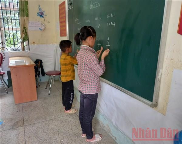 Các cháu ở Trung tâm học môn toán. Mở “cánh cửa” hòa nhập cho trẻ khuyết tật -0