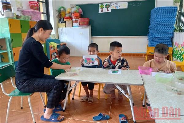 Giờ học vẽ của các cháu tại Trung tâm. Mở “cánh cửa” hòa nhập cho trẻ khuyết tật -0