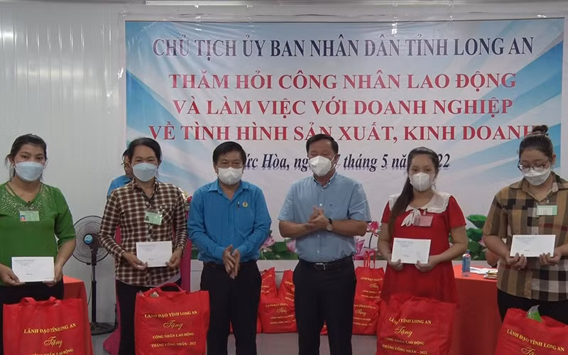 Lãnh đạo tỉnh Long An tặng quà cho công nhân Công ty trách nhiệm hữu hạn một thành viên Ever Accurate có hoàn cảnh khó khăn.