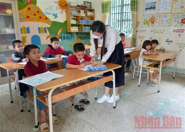 Giờ học của lớp khiếm thính. Mở “cánh cửa” hòa nhập cho trẻ khuyết tật -0
