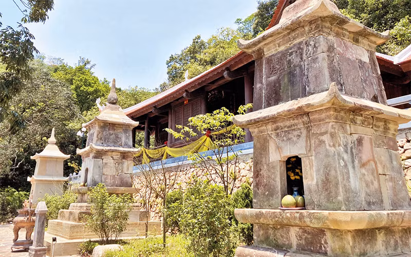 Trên đỉnh Ngọa Vân, giữa hồ Trại Lốc, viếng lăng vua Trần -0