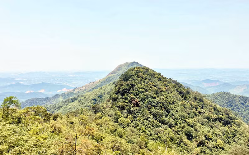 Trên đỉnh Ngọa Vân (núi Bảo Đài) nhìn về phía Hải Dương.