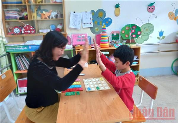Niềm vui của cô và trò khi các cháu có tiến bộ. Mở “cánh cửa” hòa nhập cho trẻ khuyết tật -0