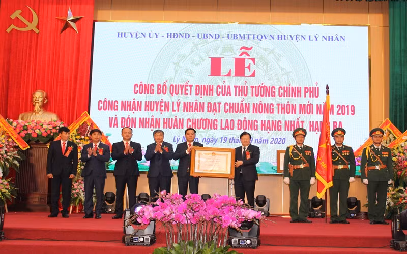 Phó Thủ tướng Chính phủ Trịnh Đình Dũng trao Huân chương Lao động hạng Nhất cho huyện Lý Nhân. 