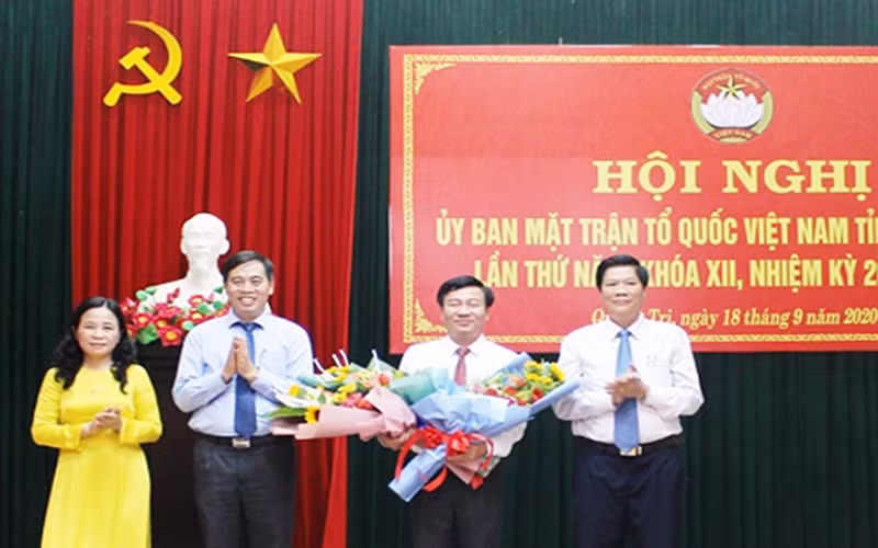 Phó Bí thư Thường trực Tỉnh ủy Quảng Trị Nguyễn Đăng Quang( bên trái) tặng hoa chúc mừng ông Đào Mạnh Hùng.