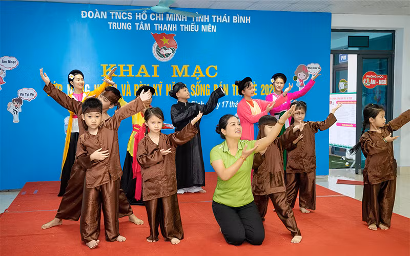 Nghệ sĩ Hằng Nga dạy chèo cho học sinh.