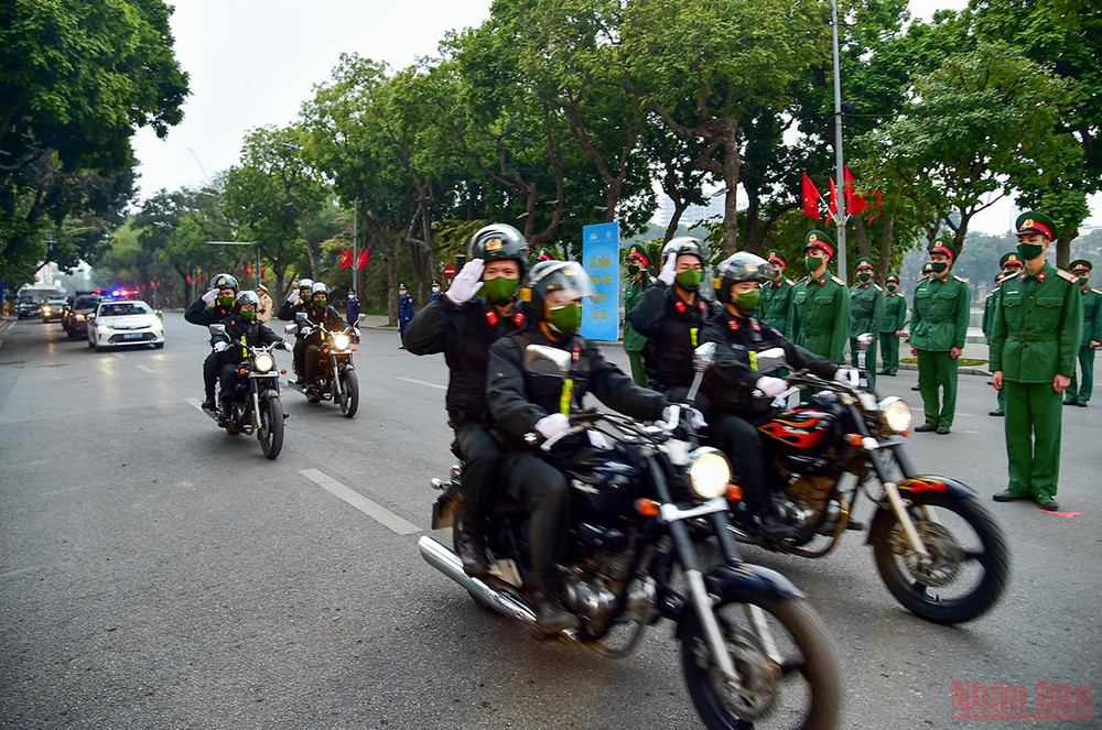 Lực lượng cảnh sát (Công an Thành phố Hà Nội) diễu hành hưởng ứng lễ phát động ra quân Năm An toàn giao thông 2022. (Ảnh: Thành Đạt) Lễ phát động ra quân Năm An toàn giao thông 2022 -1