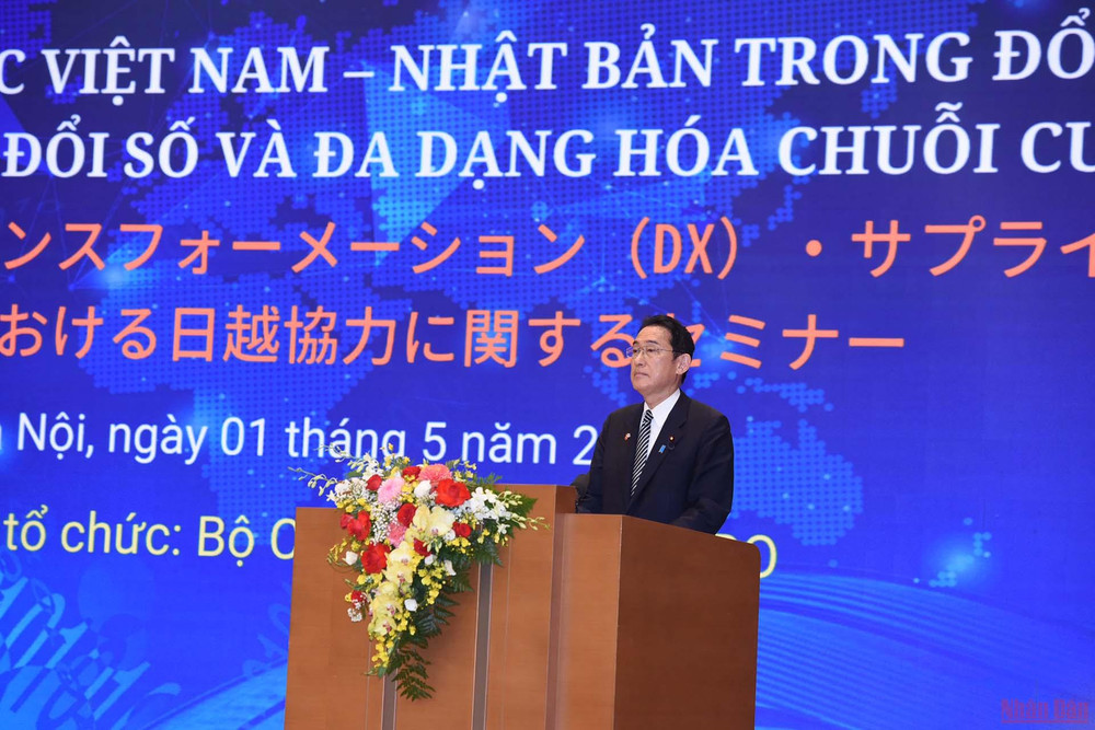 Thủ tướng Nhật Bản Kishida Fumio phát biểu tại hội thảo. (Ảnh: TRẦN HẢI) Việt Nam và Nhật Bản đẩy mạnh đổi mới công nghệ, chuyển đổi số và đa dạng hóa chuỗi cung ứng -0