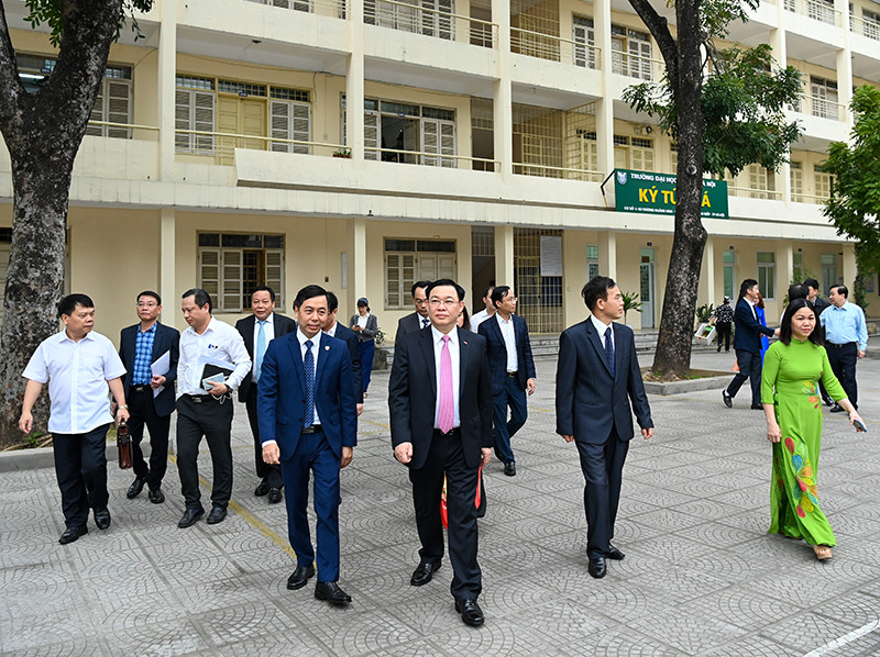 Bí thư Thành ủy Vương Đình Huệ cùng các đồng chí lãnh đạo thành phố thăm khu ký túc xá của Đại học Thủ đô Hà Nội. Ảnh: DUY LINH Phát triển Đại học Thủ đô Hà Nội xứng tầm với tên gọi -0