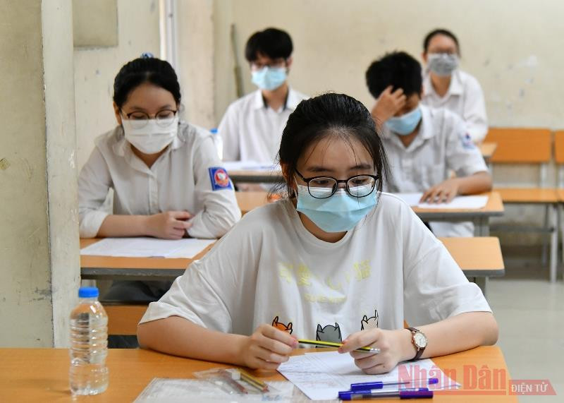Tại mỗi phòng thi, thí sinh sẽ được xếp ngồi so le theo hình chữ Z, được yêu cầu thực hiện quy tắc 5K của Bộ Y tế, đặc biệt là đeo khẩu trang khi đến điểm thi, trong phòng thi và trên điểm thi về nhà. Hà Nội bắt đầu kỳ thi tuyển sinh lớp 10 trong điều kiện đặc biệt -0