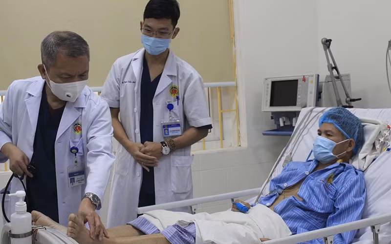 Các bác sĩ kiểm tra mức độ phục hồi của người bệnh.