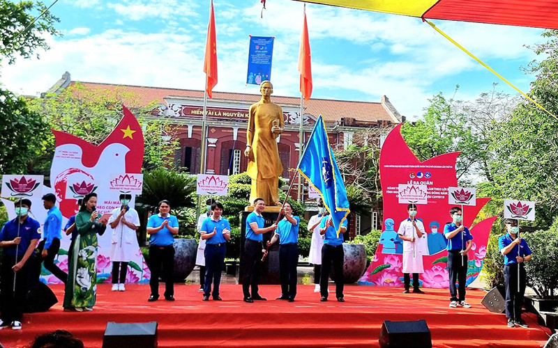 Thực hiện nghi thức khởi động Hành trình Thầy thuốc trẻ làm theo lời Bác năm 2022. Ảnh: VGP/Nhật Anh Hoạt động của lãnh đạo Đảng, Nhà nước -0