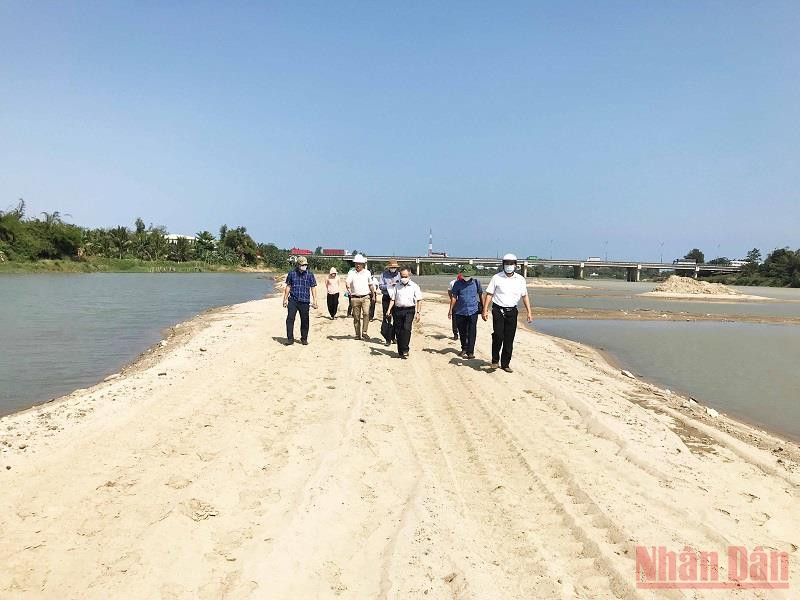 Căn cứ trên bản đồ hiện trạng, xác định toàn bộ đoạn đường công vụ đắp dưới lòng sông nằm hoàn toàn trong phạm vi, ranh giới mỏ cát Phước Mỹ được cấp phép khai thác cho Công ty TNHH Bình Minh-Ninh Thuận. Ninh Thuận chấn chỉnh hoạt động khai thác cát trên sông Dinh -0