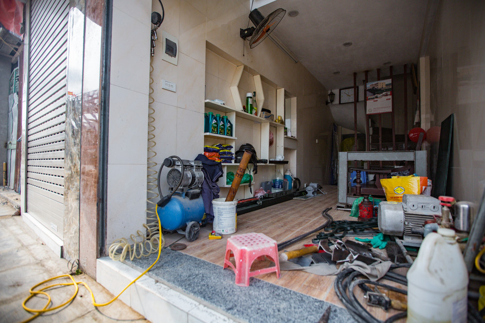 Căn nhà 4 tầng thuộc ngõ Hòa Bình 3 trước kia có diện tích khoảng 85 m2, giờ ra mặt đường nhưng chỉ còn 25 m2. Căn nhà hiện chia đôi cho hai anh em, mỗi tầng chỉ đủ chỗ cho một chiếc giường nằm. Nhà siêu mỏng trên đường vành đai 2 -0