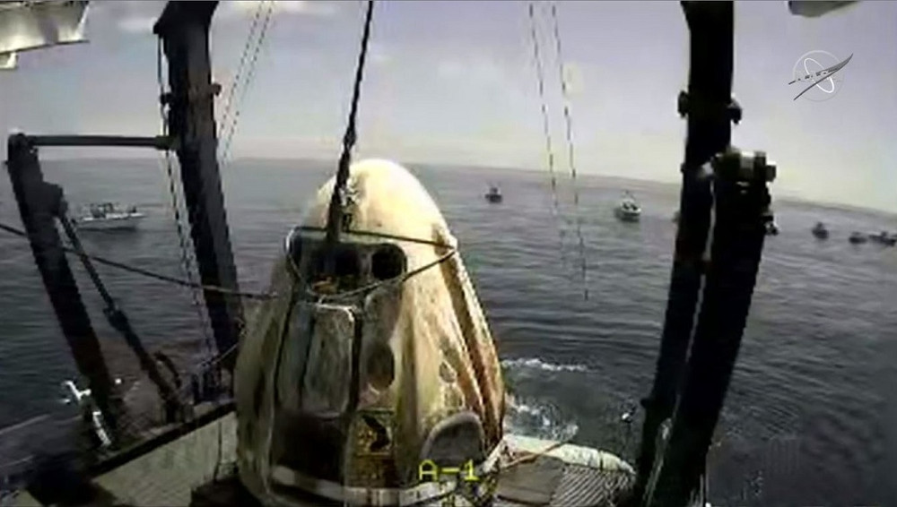 Thuyền của người dân bao vây tàu thu hồi SpaceX GO Navigator vì tò mò. Ảnh: NASA. Tàu SpaceX chở hai phi hành gia hạ cánh an toàn trên biển -0