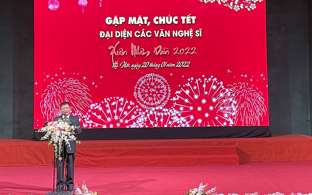 Nhạc sĩ Đỗ Hồng Quân, Chủ tịch Liên hiệp các hội văn học, nghệ thuật Việt Nam phát biểu trong chương trình. Bộ Văn hoá, Thể thao và Du lịch chúc Tết văn nghệ sĩ đầu xuân -0