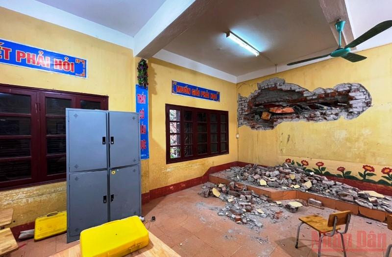 Vụ sạt lở làm thủng tường 1 phòng học của nhà trường. Sạt lở đất làm sập đổ trường học ở Sa Pa -0