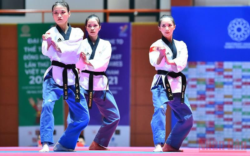 Phần trình diễn của ba vận động viên Nguyễn Thị Kim Hà, Ngô Thị Thùy Dung, Nguyễn Thị Hồng Trang (Ảnh: THỦY NGUYÊN) Cập nhật SEA Games 31 ngày 16/5: Pencak Silat Việt Nam