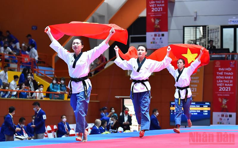 Ba vận động viên đạt điểm số 8,016 để mang về tấm Huy chương Vàng thứ 3 cho Taekwondo Việt Nam hôm nay (Ảnh: THỦY NGUYÊN) Cập nhật SEA Games 31 ngày 16/5: Pencak Silat Việt Nam