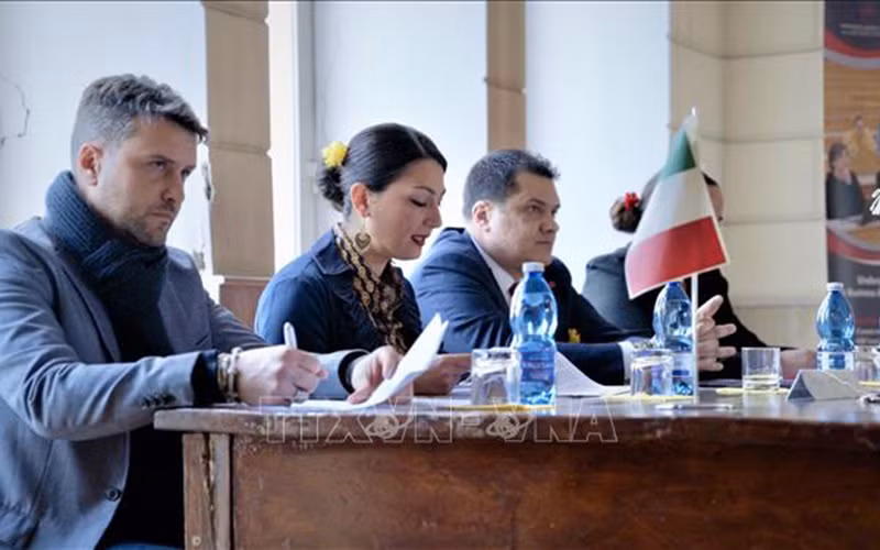 Lãnh sự danh dự Việt Nam tại Napoli Silvio Vecchione tham dự sự kiện. (Ảnh: TTXVN)