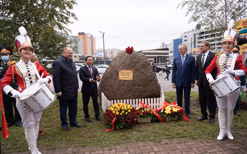 Lễ đặt phiến đá tại nơi dự kiến dựng tượng Bác Hồ. Saint Petersburg tháng 10/2020. 