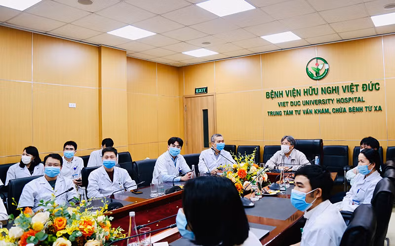 Các chuyên gia đầu ngành BV Việt Đức hội chẩn cho ca phẫu thuật.