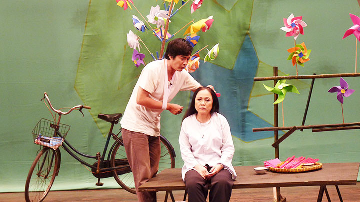 Nghệ sĩ Ái Như và Ngọc Tưởng trong vở “29 anh về”. 