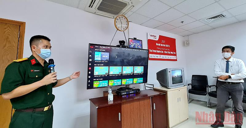 Lãnh đạo chi nhánh Viettel Cà Mau giới thiệu chương trình hỗ trợ dạy và học trực tuyến “Tivi360” trên kênh Viettel Tivi. Cà Mau ra mắt hai kênh dạy và học trực tuyến trên truyền hình -0