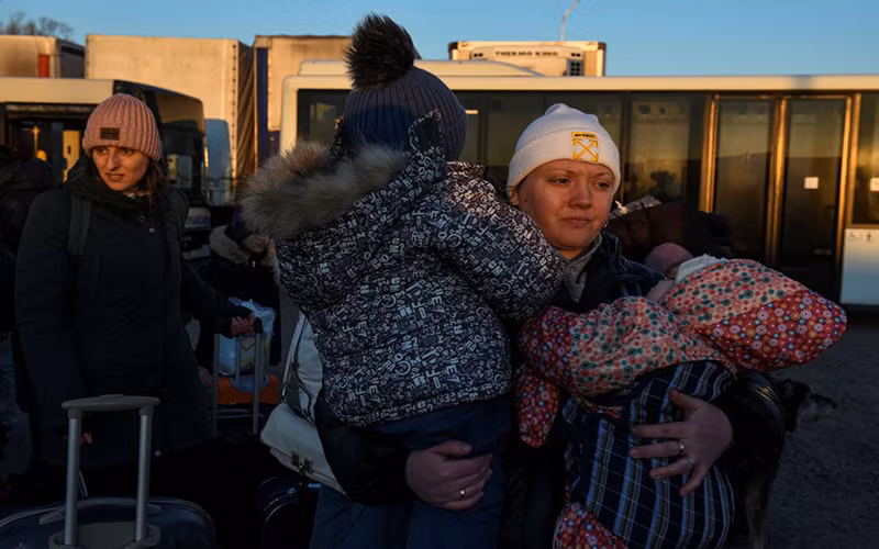 Người dân sơ tán đến nơi an toàn trên một chuyến xe buýt tại Orlivka, Ukraine, ngày 17/3. (Ảnh: Reuters)