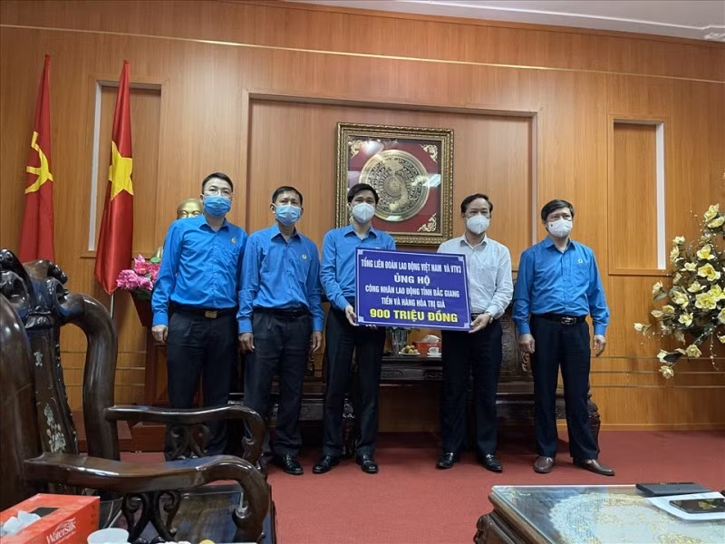 Phó Chủ tịch Tổng LĐLĐ Việt Nam Ngọ Duy Hiểu (thứ 3 từ trái sang) trao hỗ trợ tới LĐLĐ tỉnh Bắc Giang.