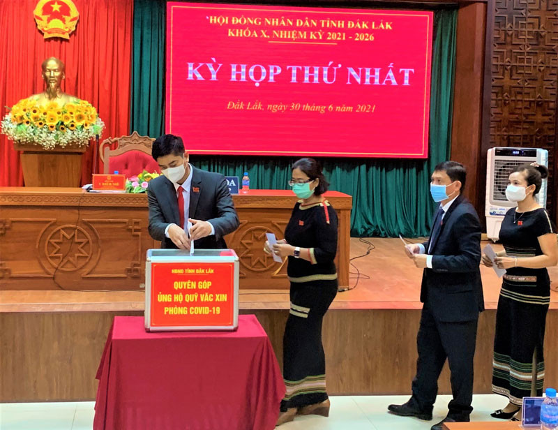 Tại kỳ họp, các đại biểu Hội đồng nhân dân tỉnh Đắk Lắk quyên góp ủng hộ Quỹ vaccine phòng Covid-19. Xây dựng Đắk Lắk xứng đáng vị trí trung tâm vùng Tây Nguyên -0
