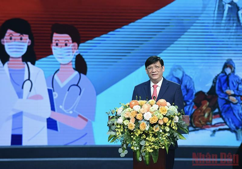 Bộ trưởng Y tế Nguyễn Thanh Long tại buổi lễ. (Ảnh: Trần Hải) Những “chiến sĩ áo trắng” luôn là hình ảnh đẹp về sự hy sinh, y đức, tấm lòng nhân ái -0