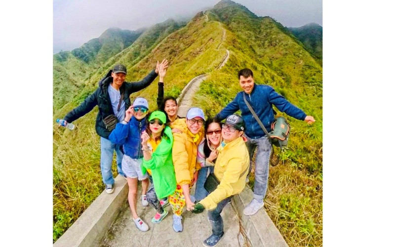 Du khách chụp ảnh trên tuyến đường lên các mốc biên giới của huyện Bình Liêu, nơi được gọi là "sống lưng khủng long". songlung-1603700510784.jpg